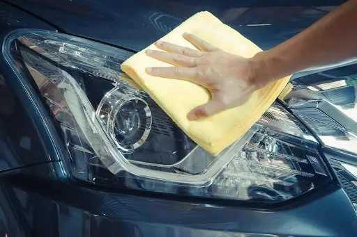 cleaning-headlight-with-household-items